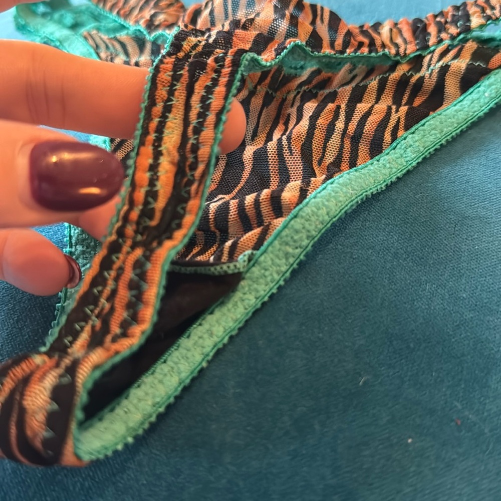 VS Thong Panties 🐅 - Picture 7 of 10
